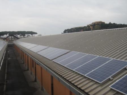 Un'immagine dell'impianto fotovoltaico montato sul tetto dell'edificio di proprietà del Senato dalla Solon di Carmignano di Brenta