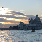 Punta della Salute, Venezia. "Punta della Salute, Venezia" di Required attribution text: by Someuser, available from somewhere.. Con licenza Attribution tramite Wikimedia Commons - https://commons.wikimedia.org/wiki/File:Punta_della_Salute,_Venezia.JPG#/media/File:Punta_della_Salute,_Venezia.JPG