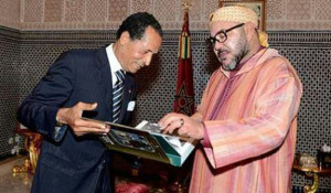 Il fotografo ufficiale della famiglia reale Maradji presenta il libro a Mohamed VI