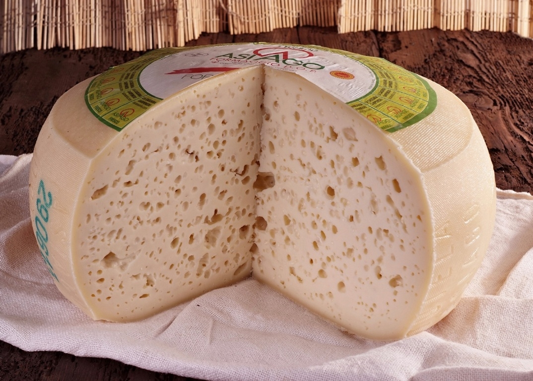 Сыр з дырочками. Азиаго Италия сыр. Сыр Асьяго. Asiago pressato (Азиаго Прессато). Сыры с дырками.